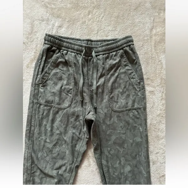 Athleta Women's Printed Farallon‎ Stratum Camo Jogger Pants Size 6 - Image 2