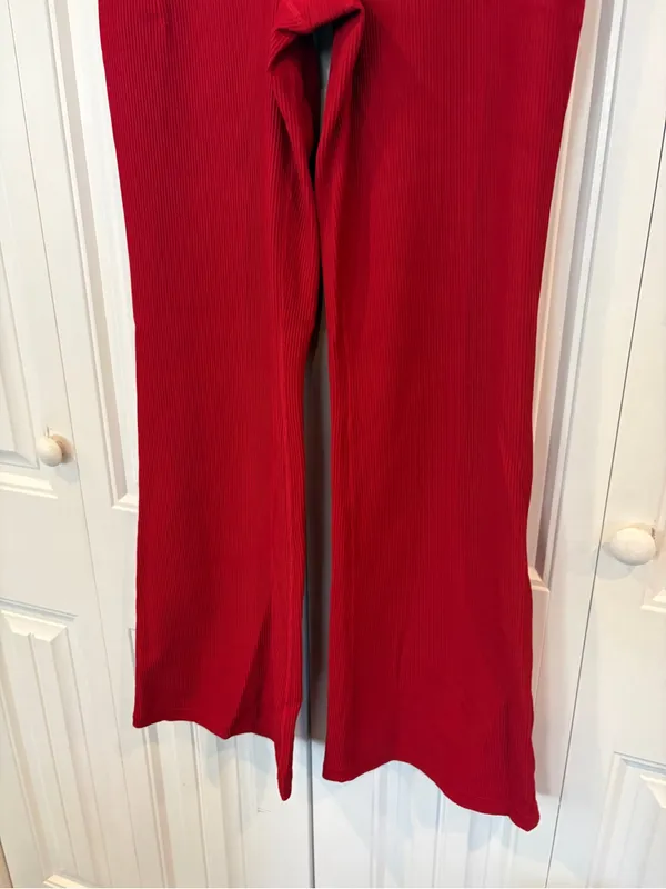 Athleta red salutation stash rib flare pants size large - Image 4