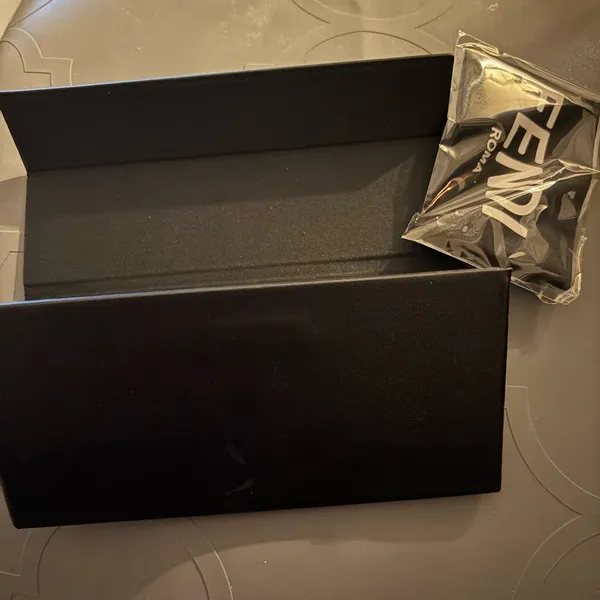 Fendi white & black sunglasses case. No‎ glasses included - Image 5