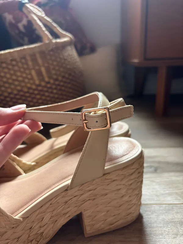 Old Navy Platform Woven Sandals - Image 6
