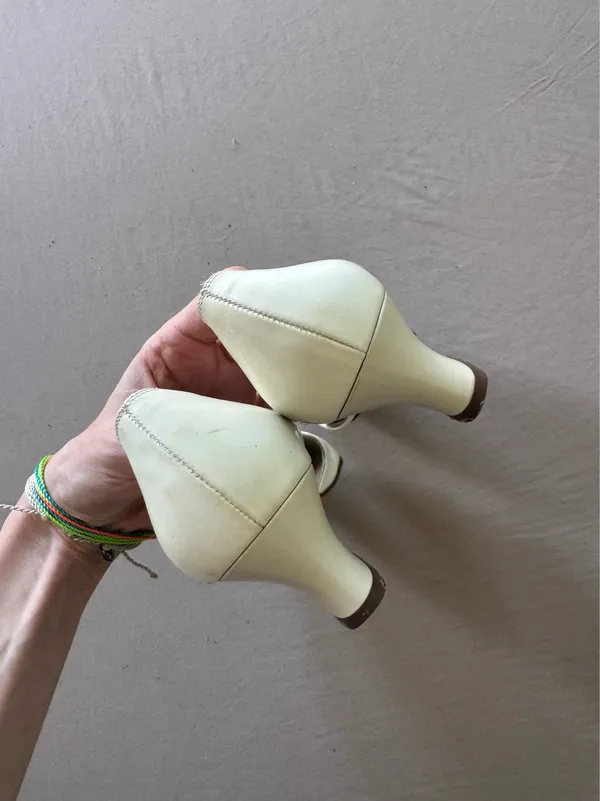 Vintage Salvatore Ferragamo Leather Pumps - Image 8