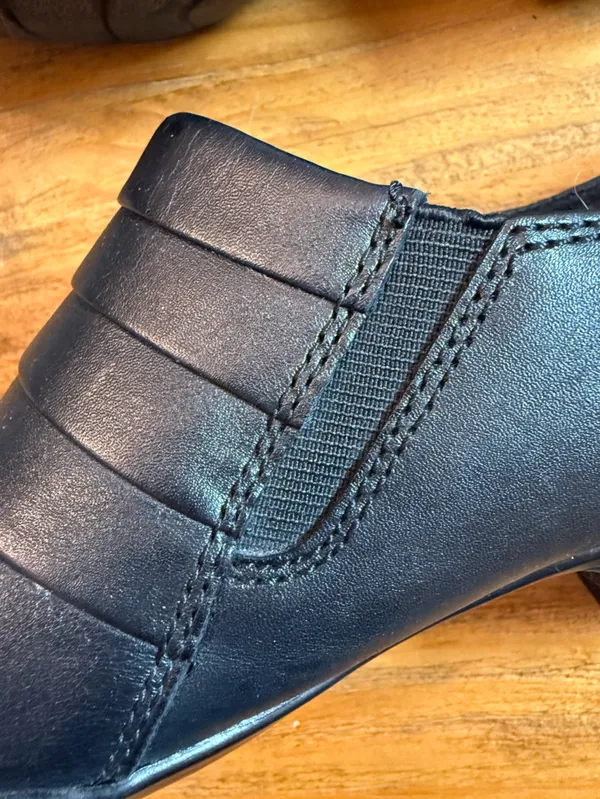 Clarks Bendables Ingalls Falls Black Leather Ruched Button Ankle Bootie Size 7.5 - Image 7