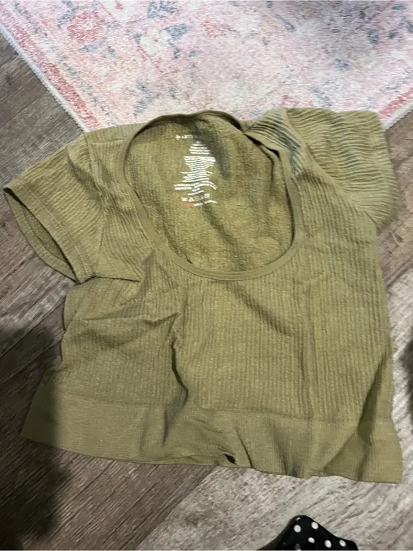 Anthropologie Olive Ribbed Scoop Neck Crop Top - Image 5
