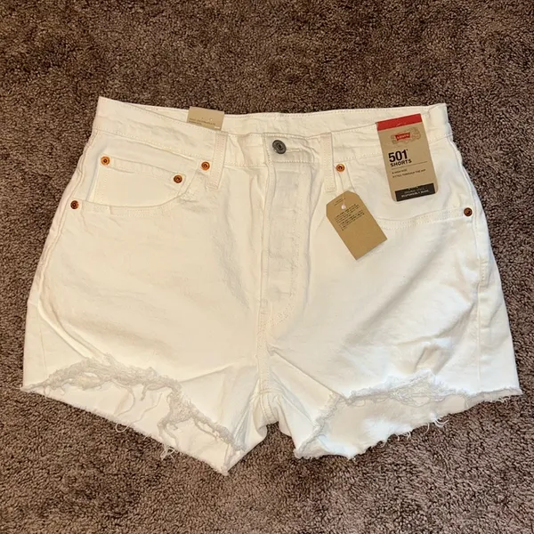 Levi’s distressed pearly whites mid rise denim shorts NWT - Image 3