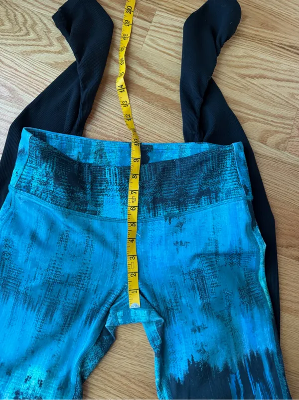 ALO Yoga Blue Teal Abstract Print Leggings with Black Ruched Lower Legs - Size S - Image 5