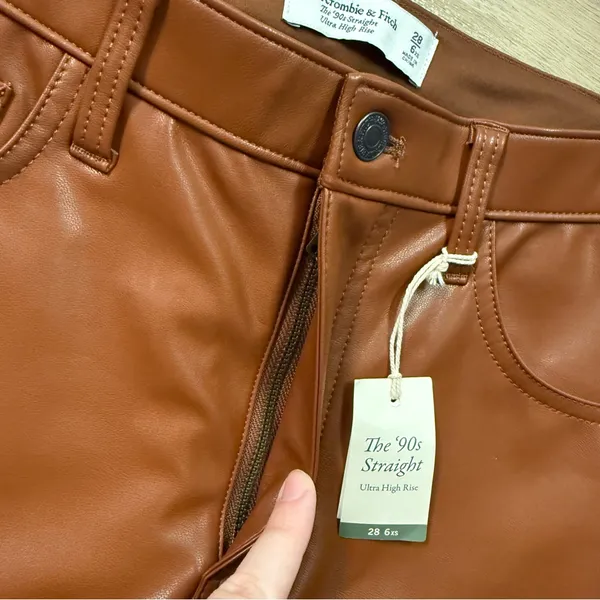 NWT Abercrombie & Fitch The 90s Straight Ultra High Rise in Cognac Leather 28/6 - Image 6