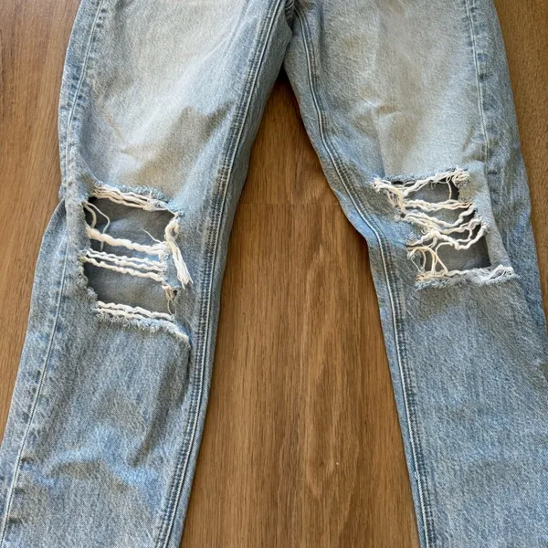 American Eagle Light Wash Distressed Jeans - Image 7