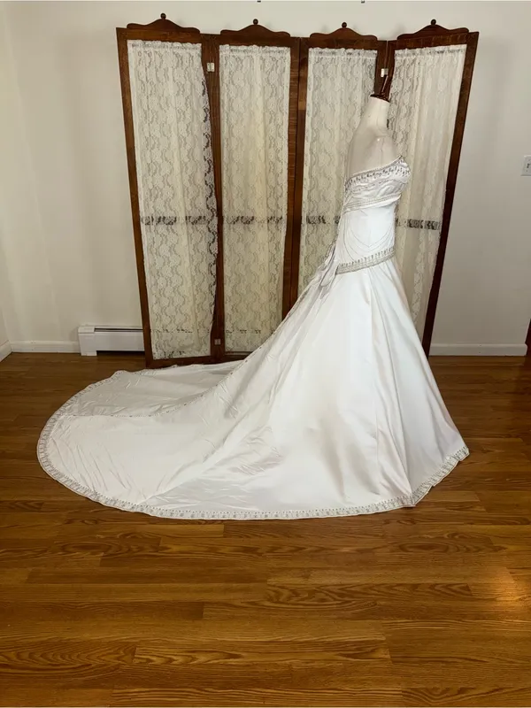 Spectacular Vintage Y2K Dere Kiang Heavily Beaded Wedding Gown - Image 4