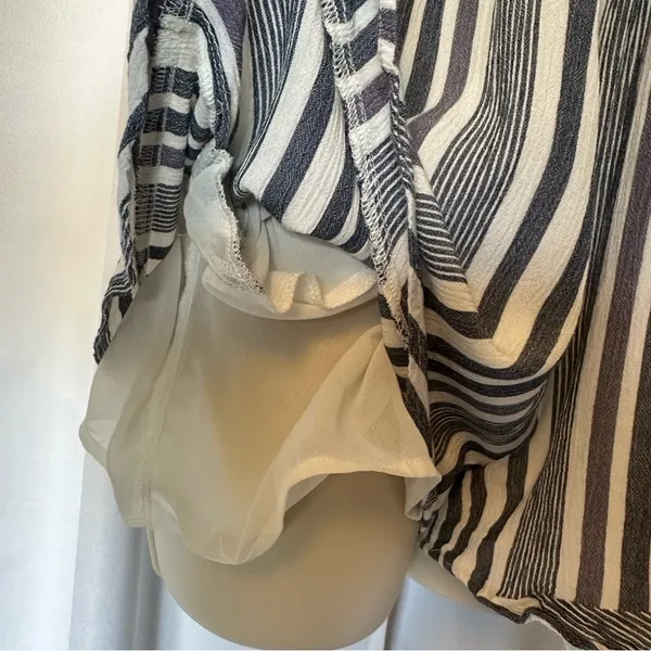 Women’s American Eagle 🦅 Outfitters Nautical Striped Open Back Romper Sz Medium - Image 4