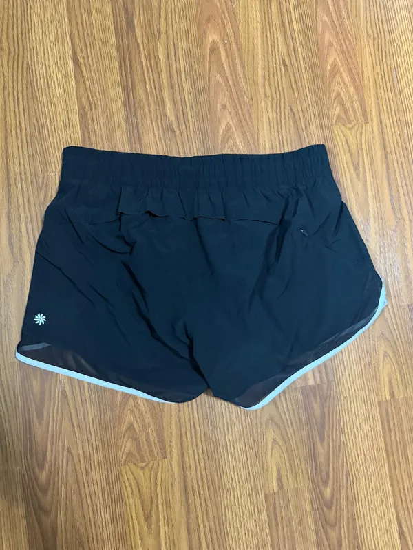 NWT Athleta Mesh Racer Run Mid Rise 4” Athletic Performance Shorts Size Medium. Waist 30in - Image 3
