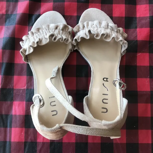 Unisa Ruffled tan heels - Image 6