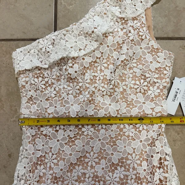 Donna Morgan White Floral Crochet Tan Lined One Shoulder Ruffle Mini Dress Sz 8 - Image 5