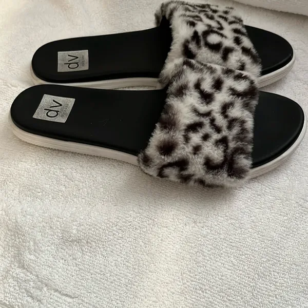 DV by Dolce Vita Women's Black and White Faux Fur Slides - Image 3