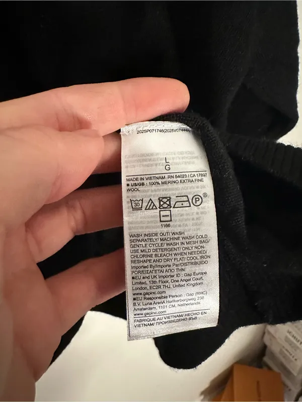 Banana Republic Merino V Neck sweater black large - Image 4