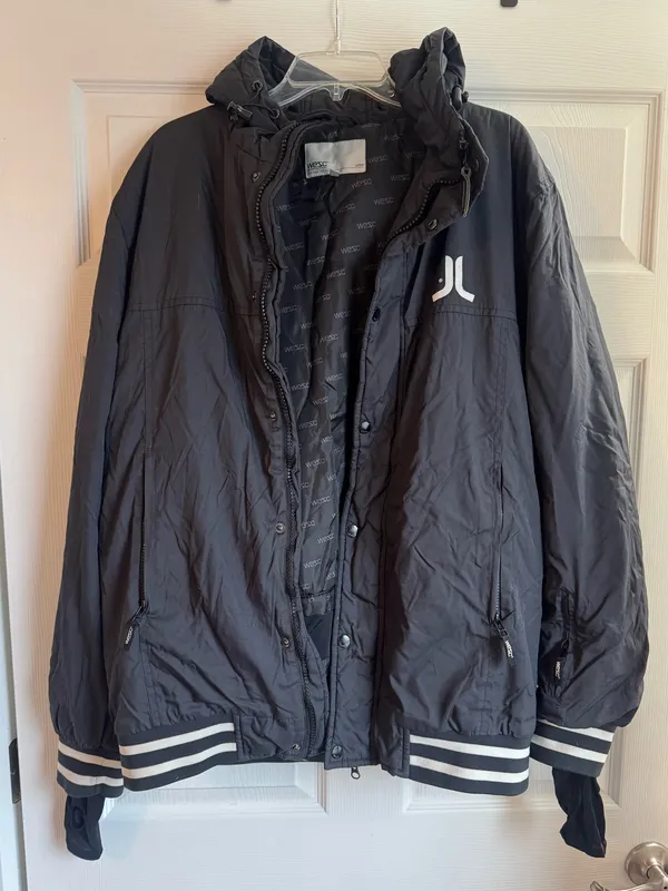 WeSC Jakobi hooded snowboard/ski jacket w/powder skirt and wrist gaiters - Image 3