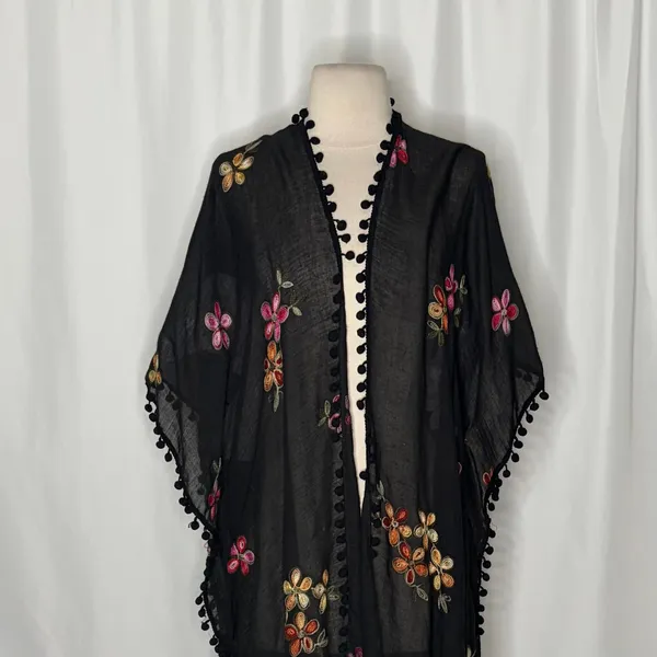 DO EVERYTHING IN LOVE Embroidered Floral Kimono Wrap Black Bohemian One Size - Image 3