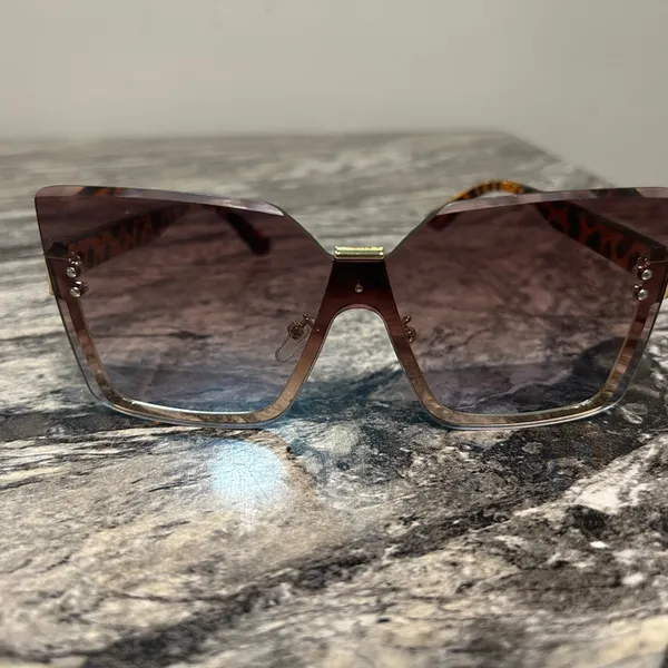 Stylish Brown Sunglasses - Image 2