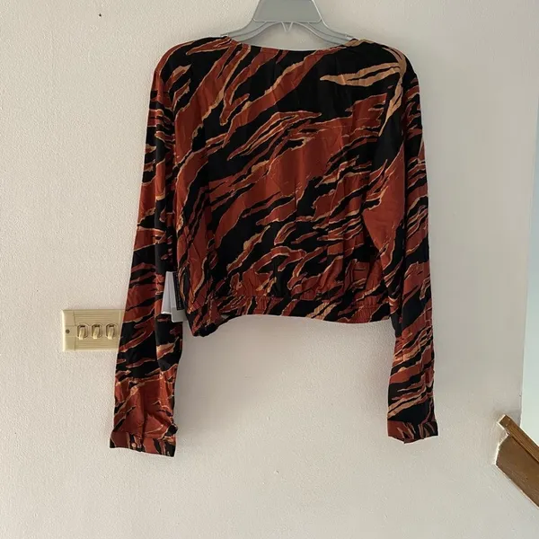 NWT BP Burnout Tiger Stripe Wrap Front Crop Top 1X Brown Animal Print Long Sleev - Image 6