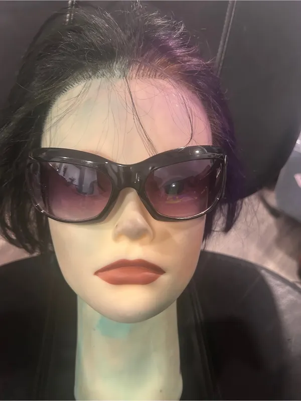 Classic Black Oversized Women's Sunglasses - Image 3