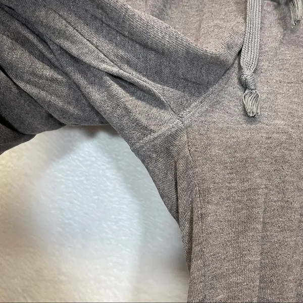 Pink Victoria’s Secret Gray Mid Rise Capri Sweatpants Size‎ XS - Image 5