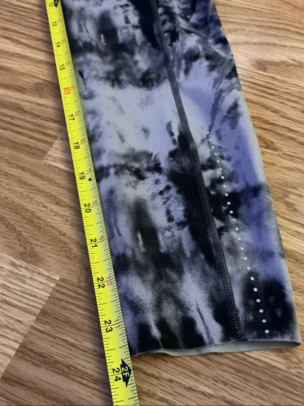lululemon athletica Black & Gray Tie-Dye Capri Leggings Size 4 - Image 6