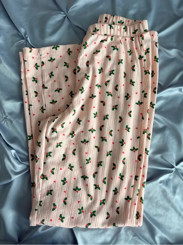 Women’s Pink Ribbed Holiday Pajama Set with Holly Print - Image 4