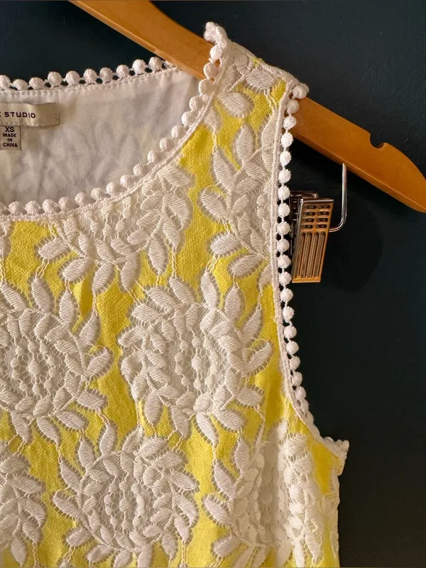 Max Studio SZ XS White/Lemon Yellow Lacy Floral Overlay Sleeveless Shift Dress - Image 3