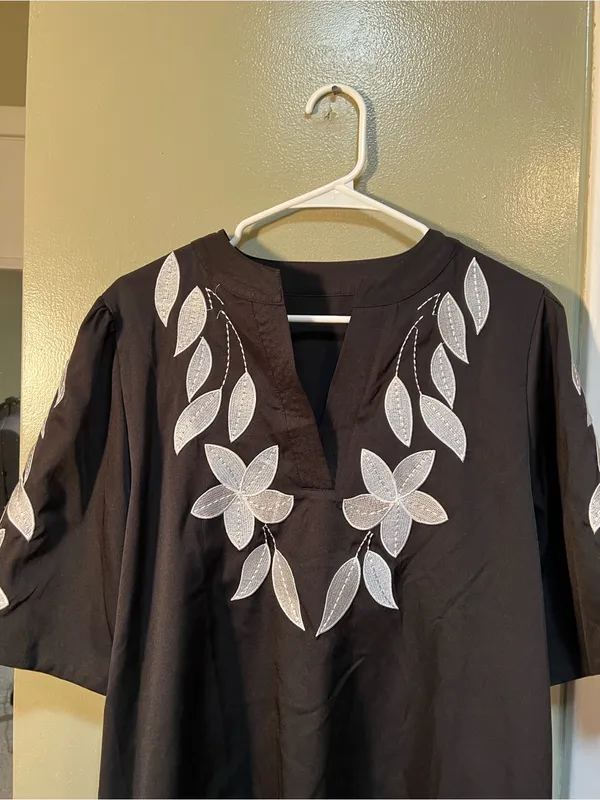 Women’s Size Medium Floral Embroidery Rocking V-Neck Puff Sleeve Blouse Black - Image 3