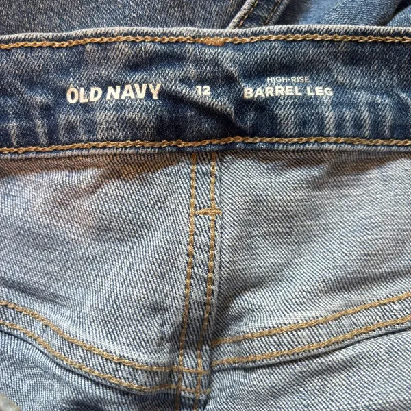 Old Navy Medium Wash High Rise Barrel Leg Raw Hem Jeans - size 12 - Image 5