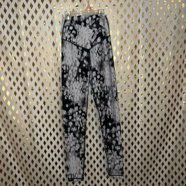 Aerie offline snow leopard crossover 7/8 leggings size XS - Image 3