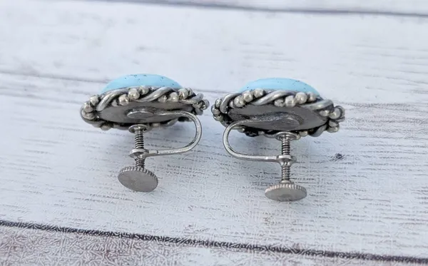 Vintage Screw On Earrings Turquoise Tone with Twisted Silver Tone Halo - Image 4