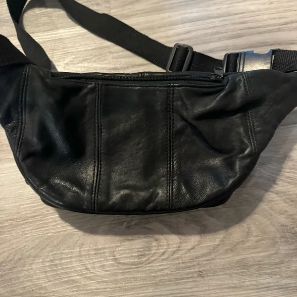Source Unknown Belt Bag/Fanny Pack-black with adjustable waist. Unbranded. - Image 2