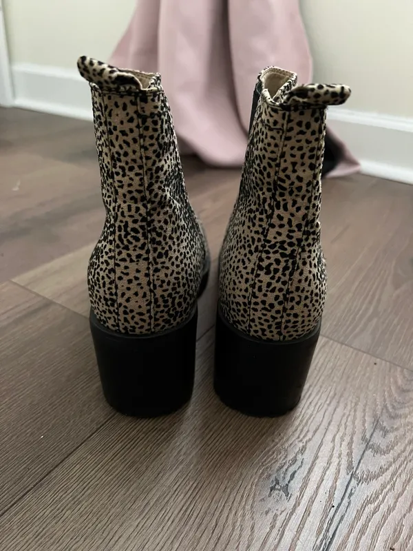 Boots Size 9 - Image 2