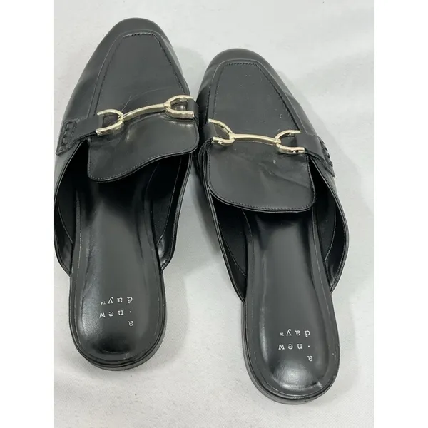 Womans Excellent Cond. A New Day Classic Slip On Loafers 9 Black Gold Hardware - Image 3