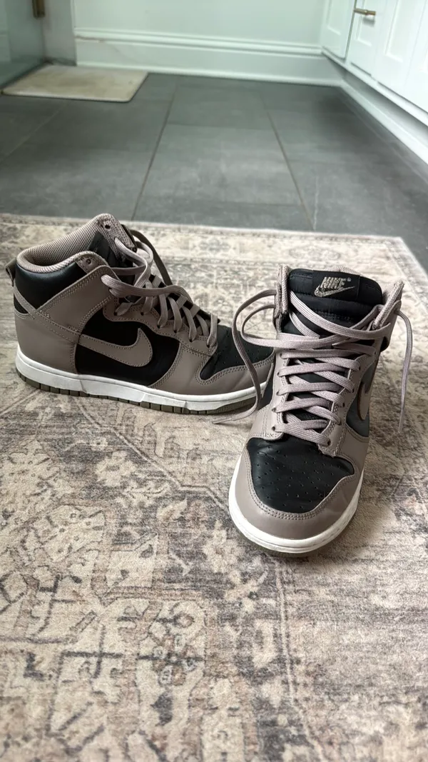 Nike Women’s Dunk High Moon Fossil - Image 2