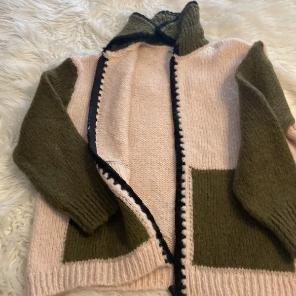 Zara Pink and Olive Knit Sweater size XL length 26” bust 48” zipper front - Image 12