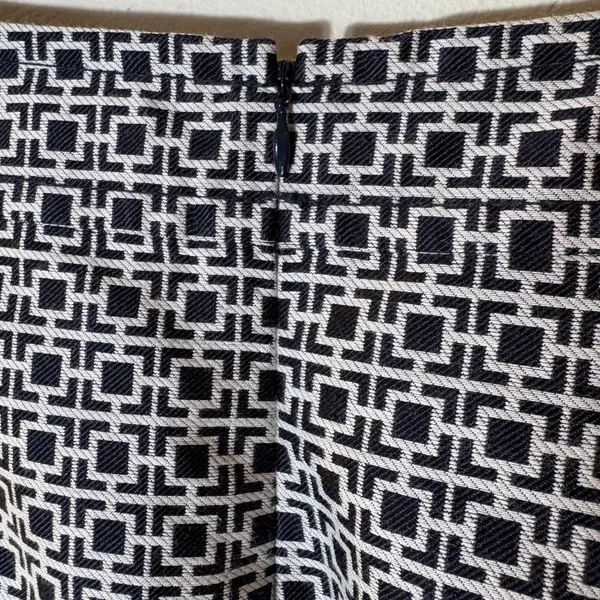 Banana Republic Geometric Print‎ Silk-Blend Pencil Skirt Size 4 - Image 4