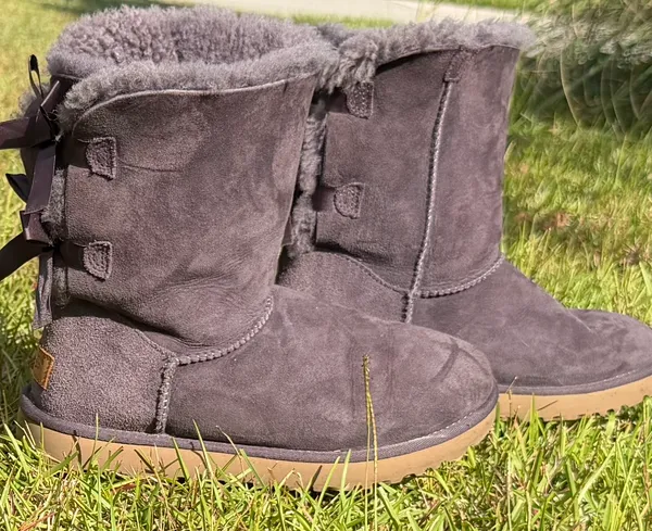 Rare Ugg Bailey Bow II boots in "Nightfall" Size 8 - Image 5