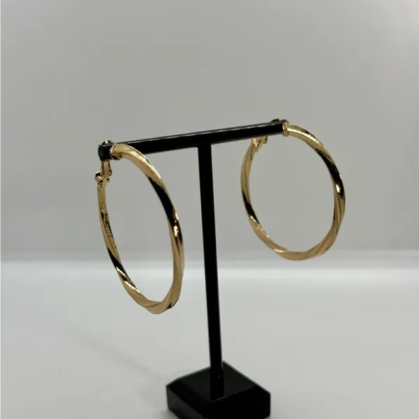 Daisy‎ Fuentes Elegant Large Solid Gold Tone Hoop Earrings NWT - Image 4