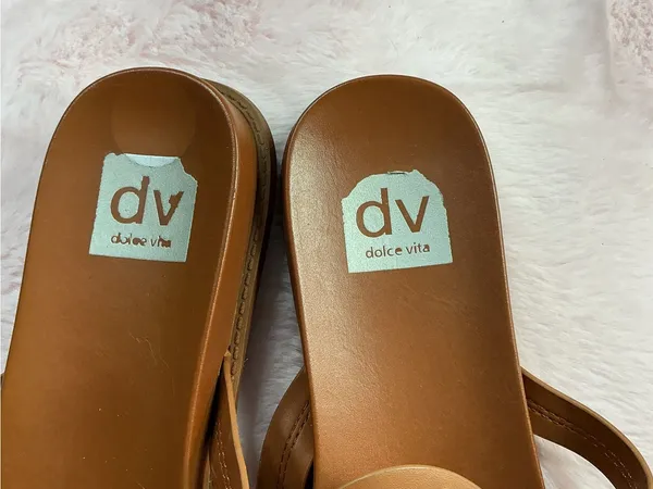 Dolce Vita Tan Leather Cutout Medallion Toe-Post Sandals c131 - Image 3
