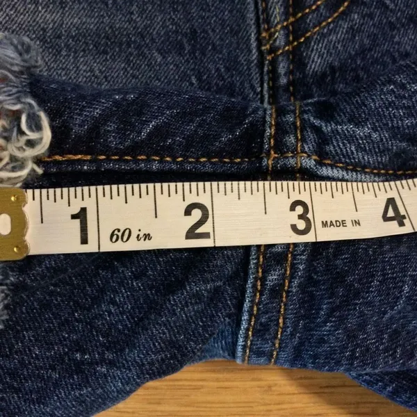 NWT Levi’s 501 Jean shorts 28 button-fly medium wash raw hem - Image 5