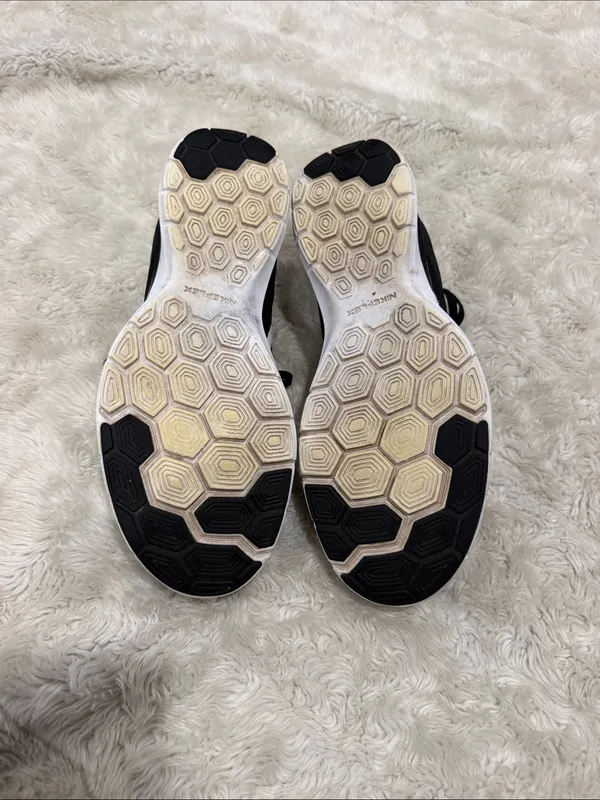 Nike Flex Trainer 6 athletic shoes in Black and White Woman’s Size 9.5 - Image 5