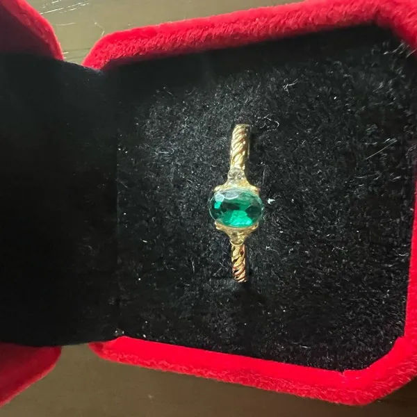 Ladies Gorgeous Golden with Faux Emerald Gemstone Ring Size 8 - Image 2