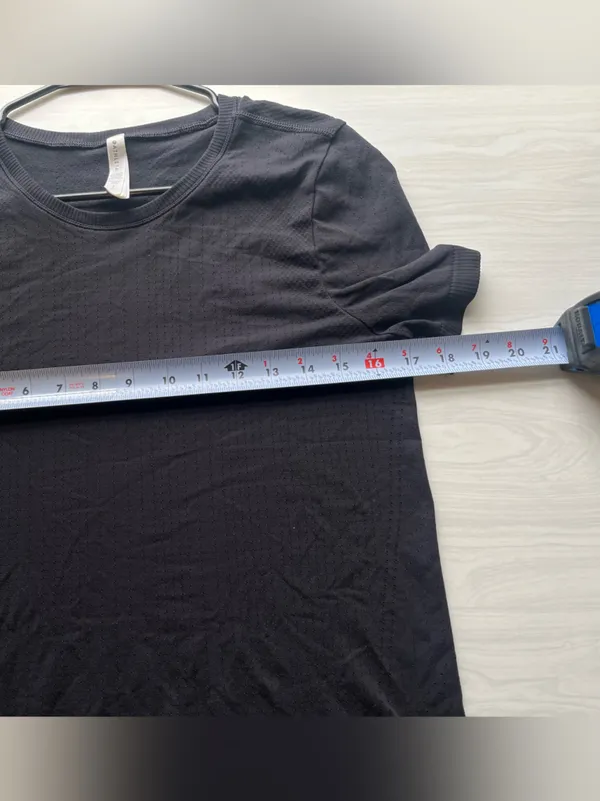 Athleta in Motion Crewneck Seamless Tee in Black size small - Image 6