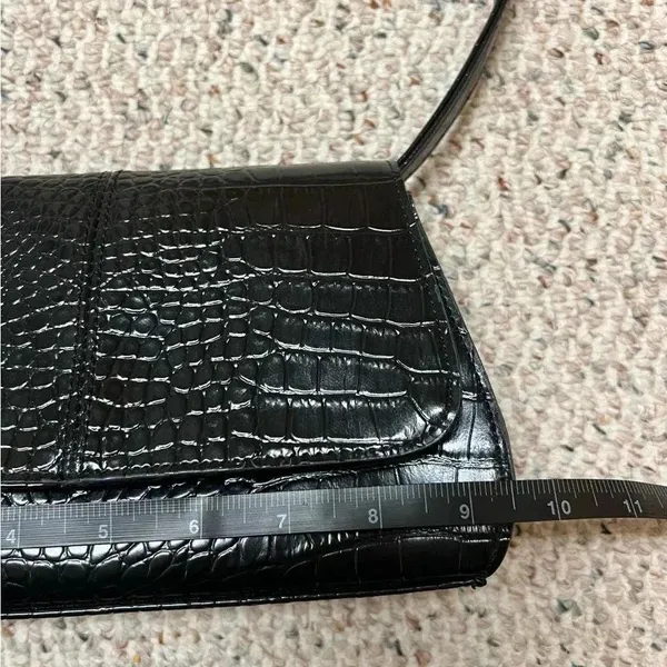 Vintage Liz Claiborne Black Vinyl Purse w front snap closure - Image 6