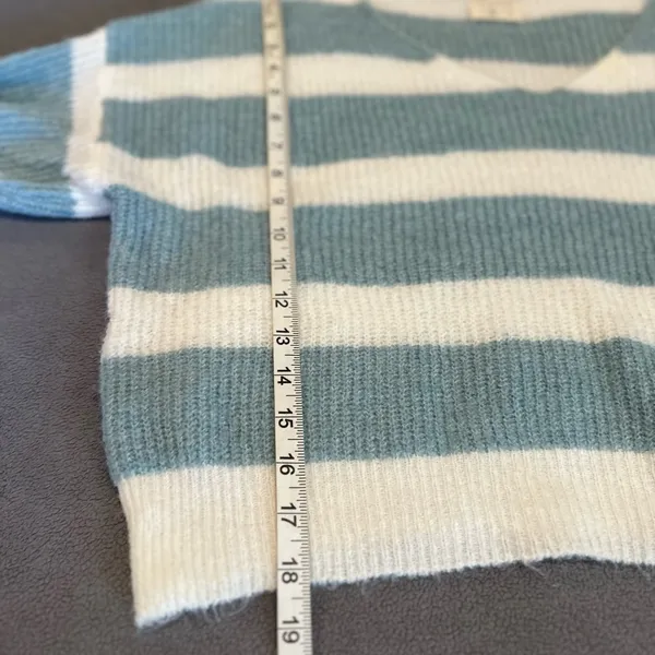 Uncharted Threads Sz: M Cropped Dusty Blue White Striped Vneck Pullover Sweater. - Image 4
