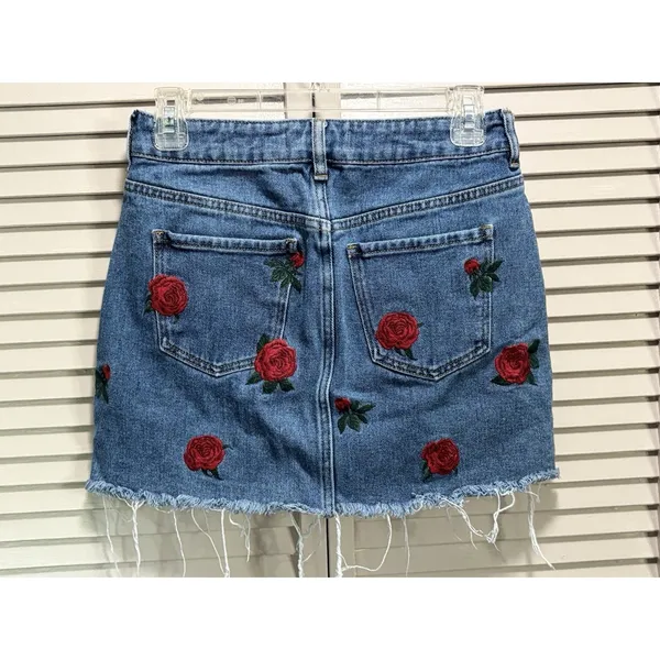 Pacsun Denim Mini Skirt Size 26 Pockets Embroidered Roses Zip/Button Y2K‎ - Image 3