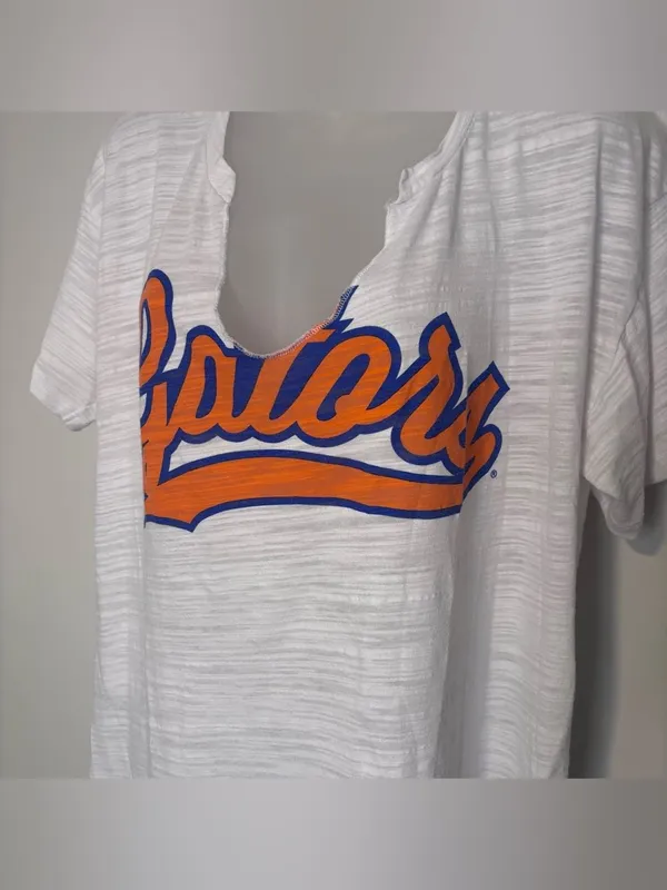 Victoria’s Secret PINK Florida Gators Split Neck Tee Shirt Medium - Image 3