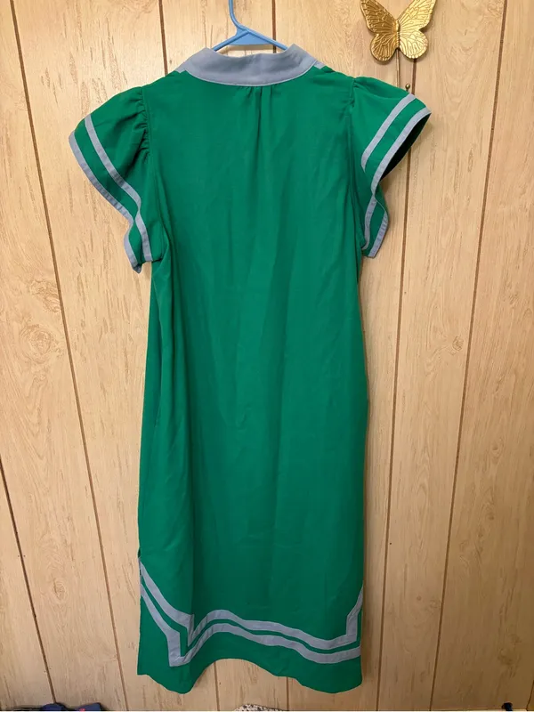 Entro green dress with contrasting light blue trim and notched V-neckline - Image 5