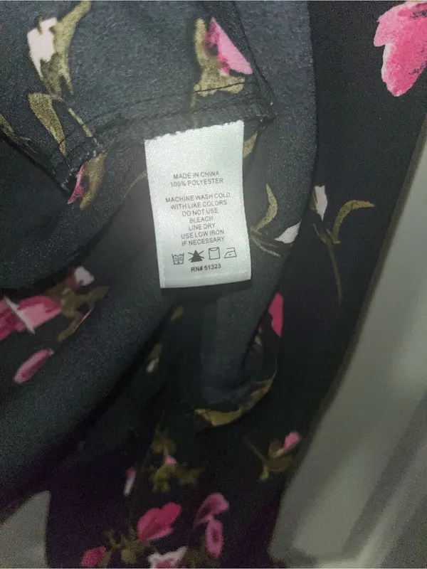 CeCe Long Sleeve V-Neck Tie-Sleeve Floral-Print Blouse - Image 4